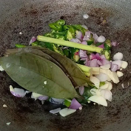 Panaskan minyak. Tumis bawang, cabe, sereh & daun salam sampai harum matang.