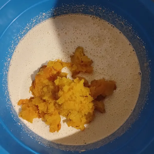 Masukkan labu kuning, kocok rata.