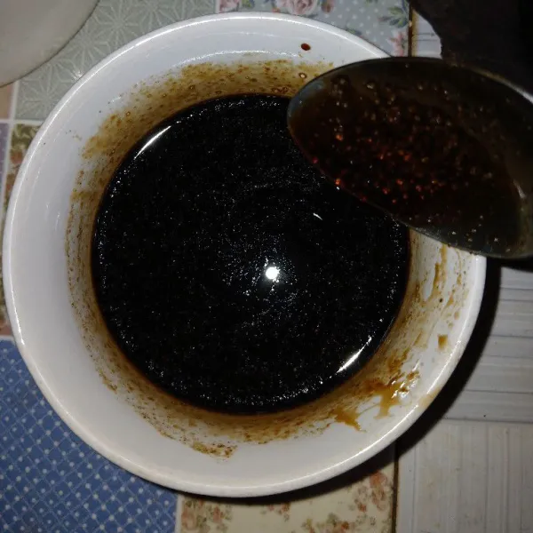 Dalam wadah campur saus tiram, kecap manis, kecap asin, garam, kaldu rasa ayam dan lada bubuk. Aduk rata. Sisihkan dahulu.