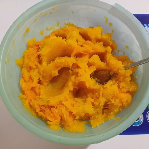 Haluskan dengan sendok, lalu sisihkan.