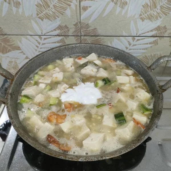 Masukkan santan, aduk sampai semua bahan matang. Koreksi rasa.