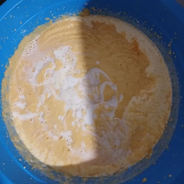 Masukkan air santan, kocok rata kembali.