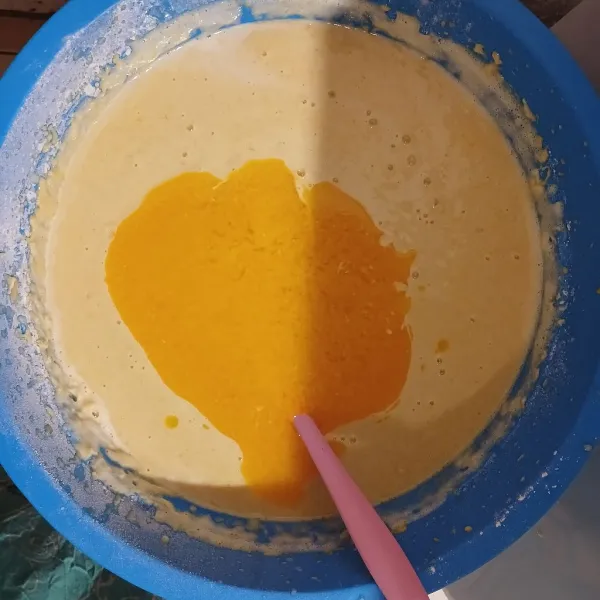 Masukkan margarin, aduk rata dengan spatula.