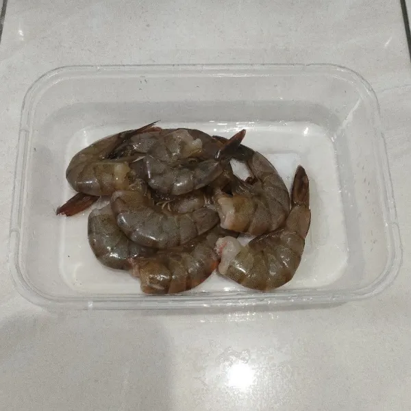 Siapkan udang yang sudah dicuci bersih.