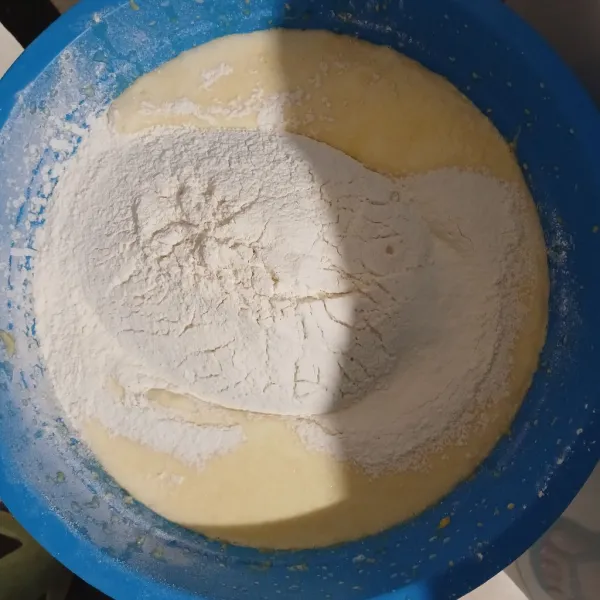 Masukkan tepung yang telah diayak, kocok rata dengan speed terendah.