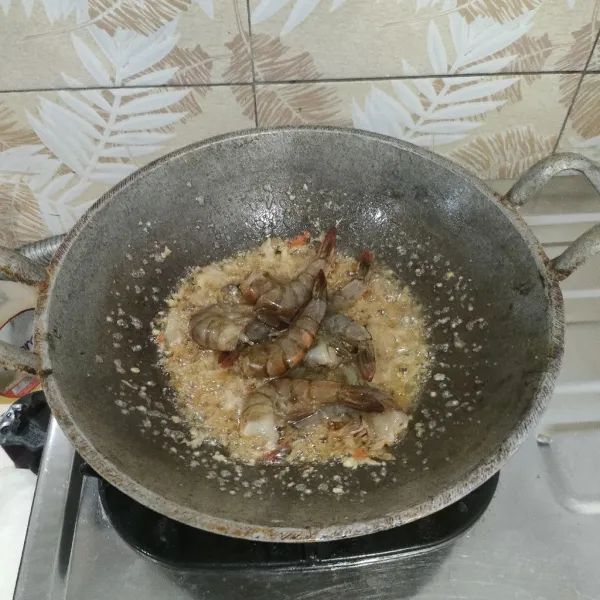 Tumis bumbu sampai harum, masukkan garam, lada bubuk, kaldu bubuk dan gula pasir. Kemudian masukkan udang, tumis sampai udang berubah warna.