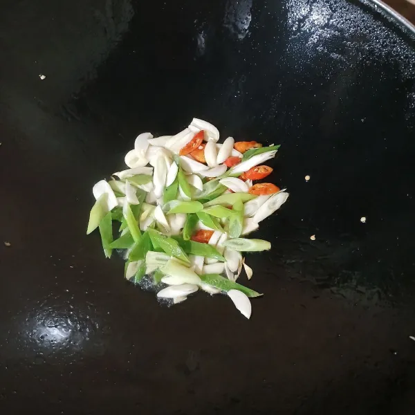 Tumis bawang-bawang dan cabe hingga layu dan harum.