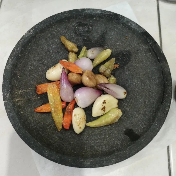 Siapkan bahan bumbu yang sudah disangrai. Ulek bumbu sampai halus.