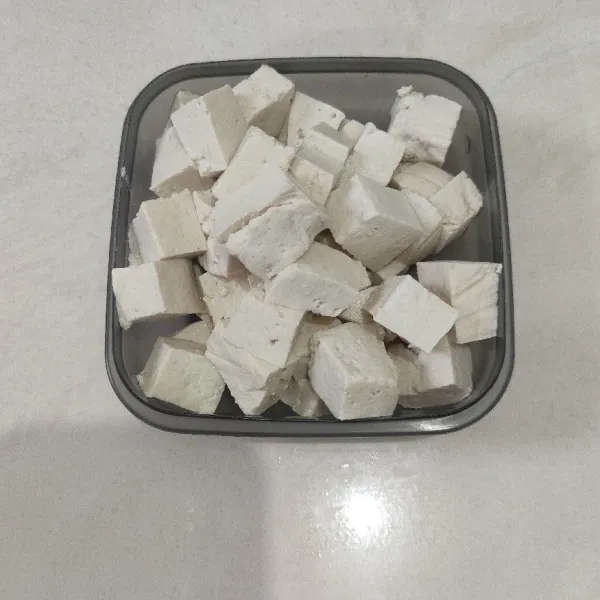 Siapkan tahu putih yang sudah dipotong.