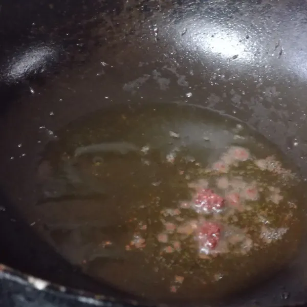 Panaskan minyak goreng secukupnya lalu goreng terasi hingga matang dan harum