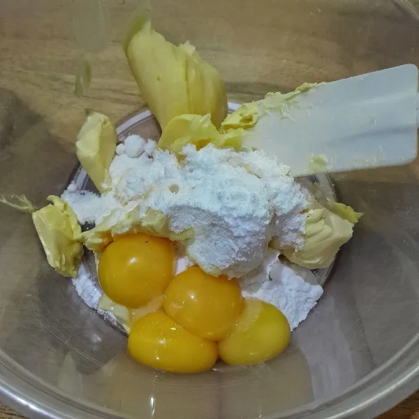 Campur jadi satu butter, gula halus, kuning telur. Dan aduk rata dengan spatula kue tidak perlu sampai creamy.