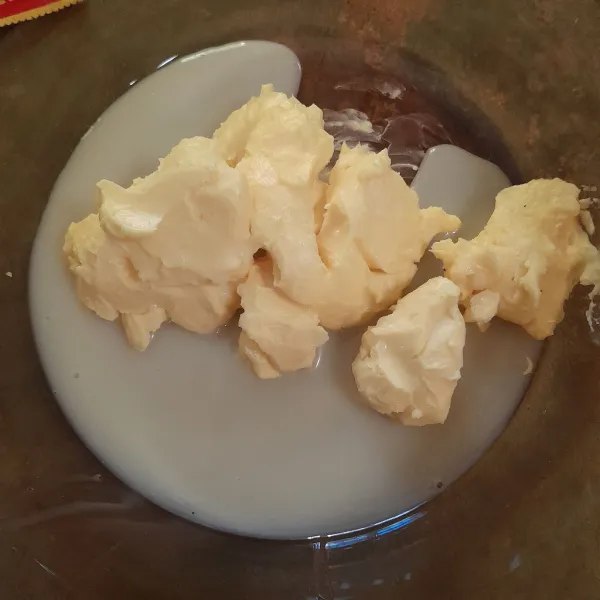 Masukan di dalam wadah butter dan susu kental manis