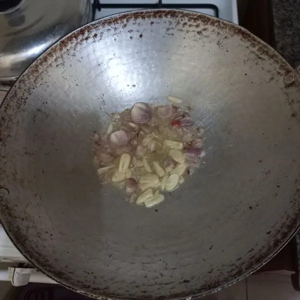 Goreng irisan bawang merah dan bawang putih hingga harum