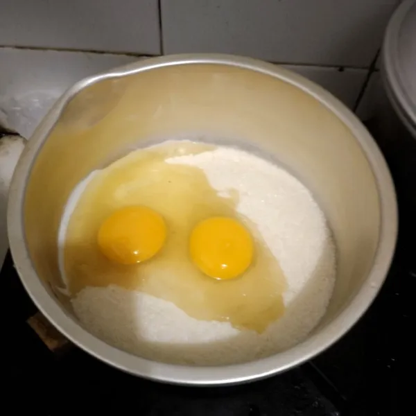 Masukkan telur, aduk dan masak hingga mengental.