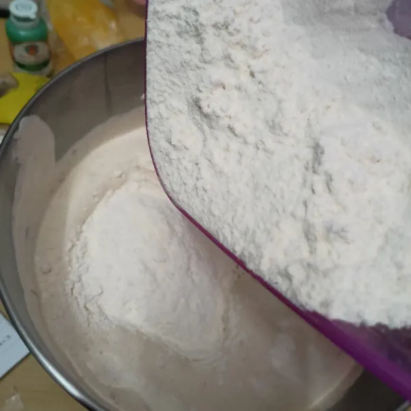 Setelah itu masukan tepung terigu dan baking powder, aduk rata dengan spatula.