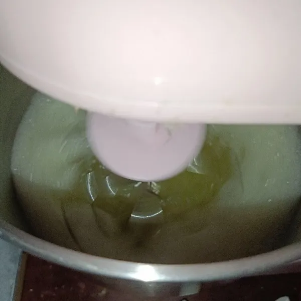 Mixer putih telur dan vanili hingga sedikit berbusa.