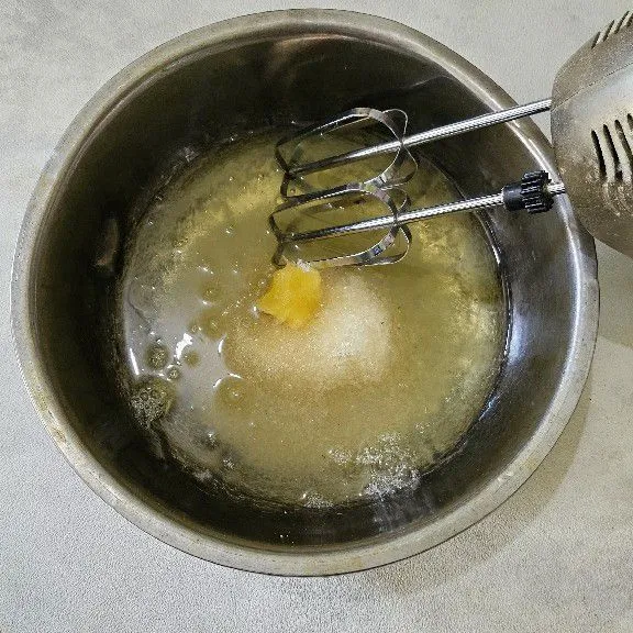Mixer putih telur dengan gula paair, SP dan beri sedikit cuka (boleh di skip apalagi putih telur nya masih baru). Mixer hingga kental dan mengembang.