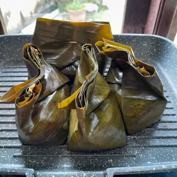 Panaskan teflon, kemudian tata pepes dalam teflon. Panggang pepes selama 5 menit. Kemudian angkat. Pepes ampela bebek dan tahu siap di sajikan.