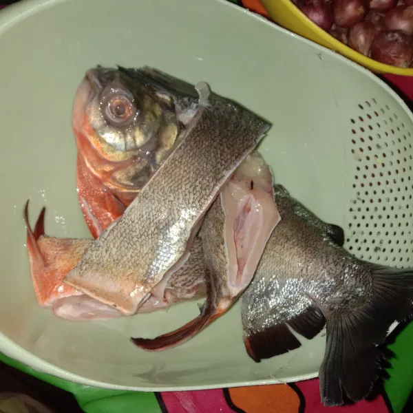Cuci bersih ikan, lalu potong sesuai selera ( ikan 1 ekor utuh juga bisa ya bund ), sisihkan