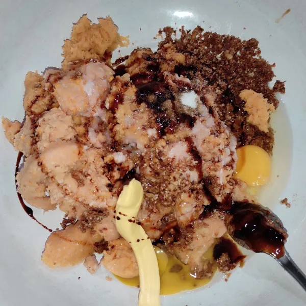 Dalam satu wadah campur ayam giling, tepung panir, telur ayam, margarin, bumbu halus, kecap, saus tiram, penyedap rasa, dan garam (sedikit saja karna saus tiram sudah asin)
