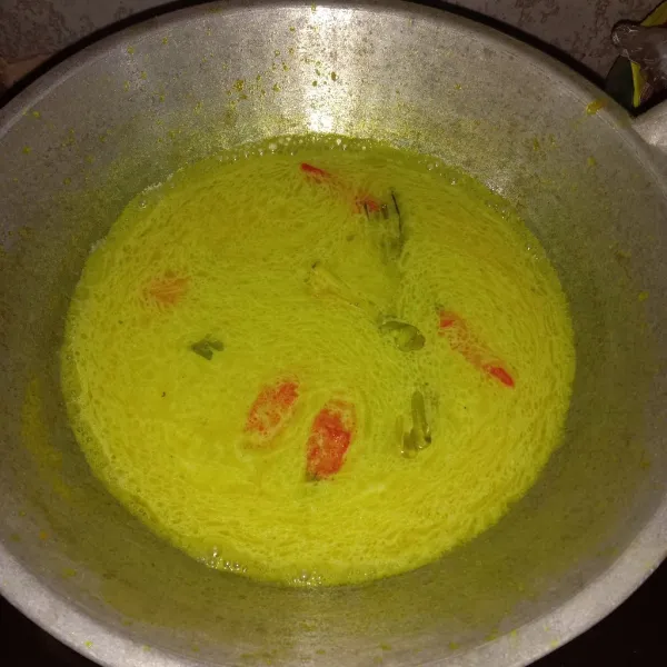 Tambahkan air, garam, kaldu ayam, penyedap, merica, dan gula pasir, masak sampai mendidih