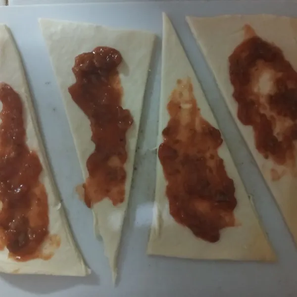 Oleskan saus bolognese