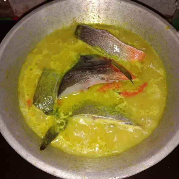 Masukan ikan, lalu ungkeb sampai air menyusut dan ikan matang