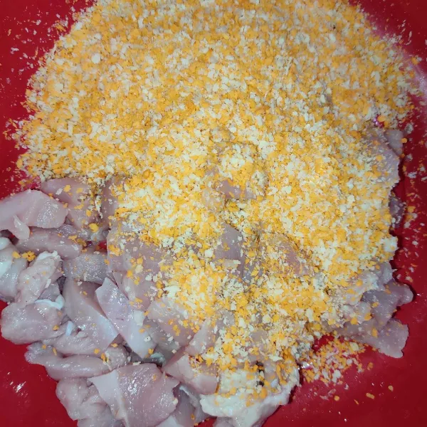 Blender tepung panir, blender daging ayam, lalu campurkan dalam satu wadah.