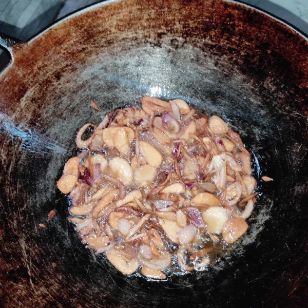 Goreng bawang merah, bawang putih, dan kemiri sampai matang. Angkat, tiriskan. Lalu haluskan.
