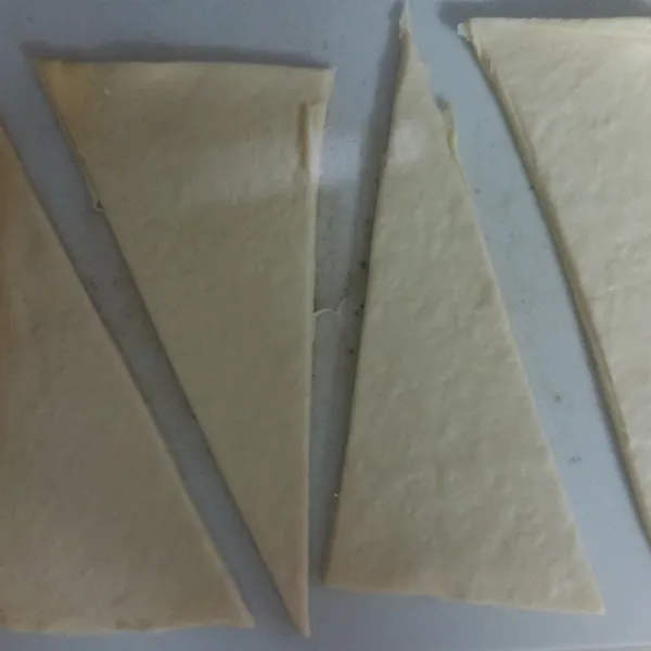 Potong 1 lembar puff pastry menjadi 4 bagian berbentuk segitiga