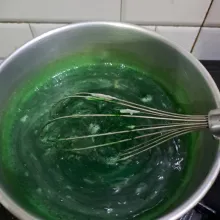 Campur bubuk agar-agar dan jelly dengan air, pasta pandan dan gula aduk rata masak sampai mendidih