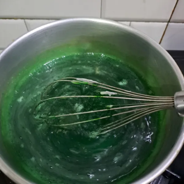 Campur bubuk agar-agar dan jelly dengan air, pasta pandan dan gula aduk rata masak sampai mendidih