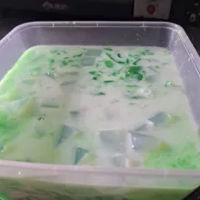 Masukan natadecoco lalu tuang susu cair dan evaporasi masukan skm aduk dan es batu aduk rata