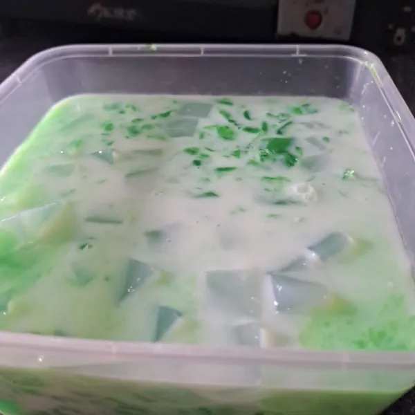 Masukan natadecoco lalu tuang susu cair dan evaporasi masukan skm aduk dan es batu aduk rata
