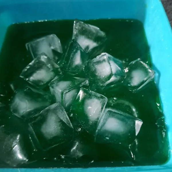 Tuang di mangkok lalu masukan es batu aduk-aduk