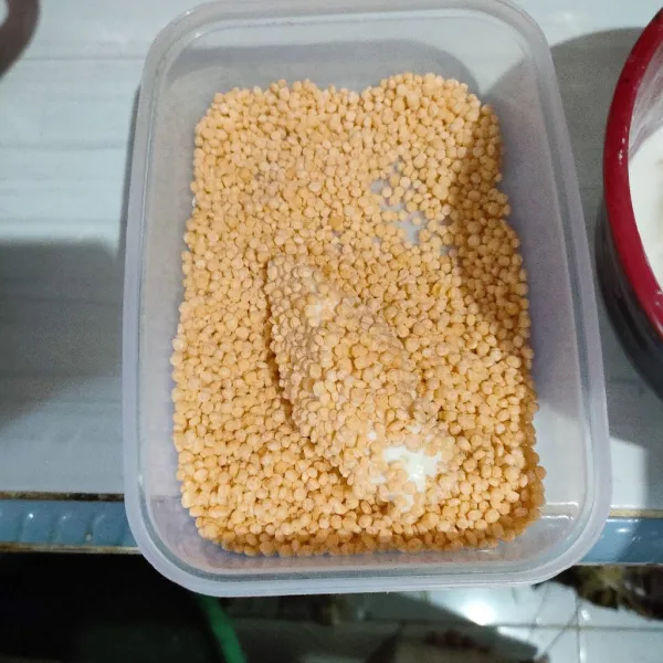 Lumuri pisang tadi dengan bubble crumb sampai merata.