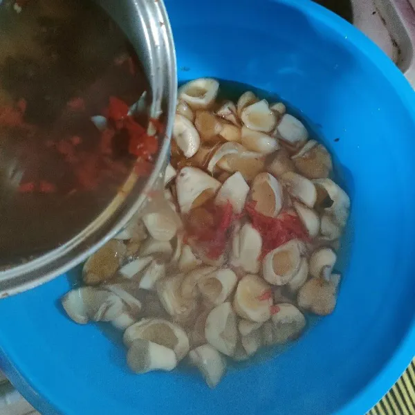 Setelah kuah asinan matang, biarkan agar uap panas nya hilang, lalu tuang ke dalam wadah berisi salak
