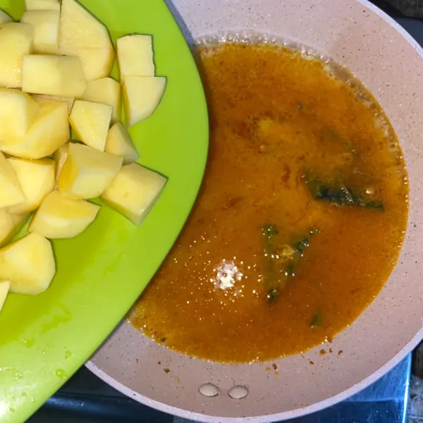 Masukkan kentang, masak sampai empuk.