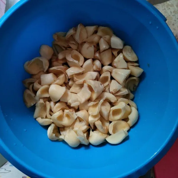 Kupas salak kemudian buang biji dan potong-potong sesuai selera