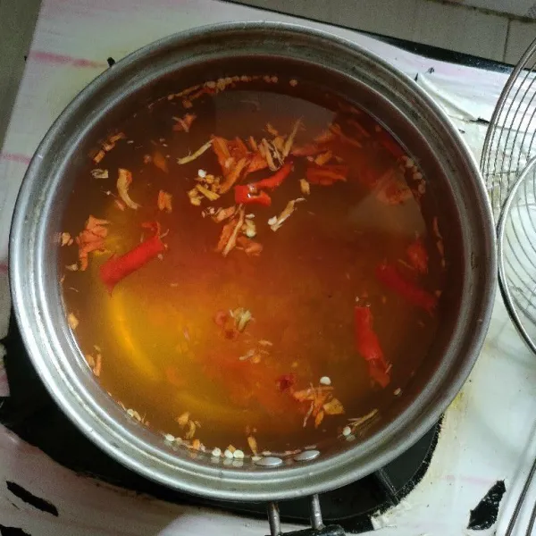 Campurkan air, cabe merah kemudian masak sampai mendidih