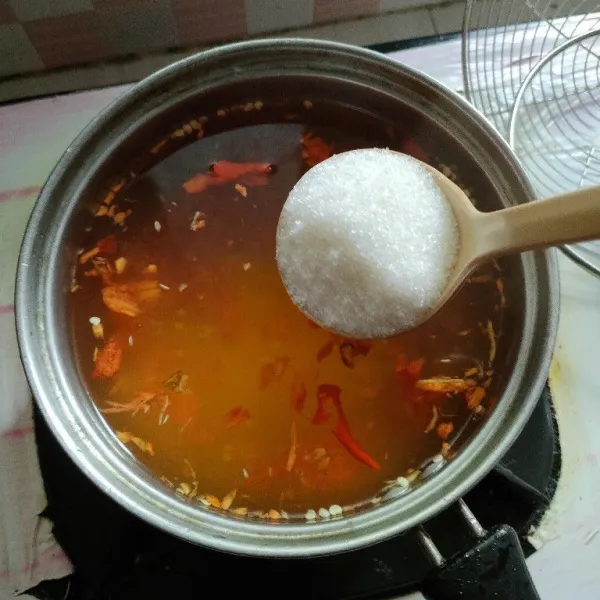Tambahkan gula pasir, garam, dan cuka.