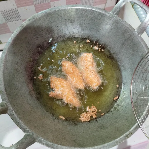 Goreng di minyak panas sampai kuning keemasan.