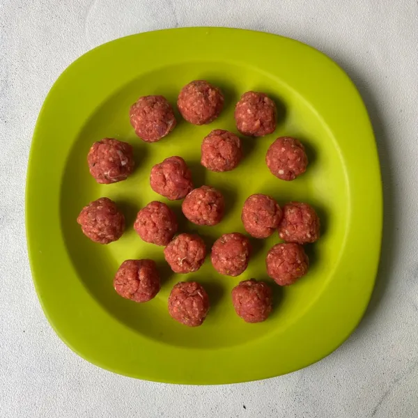 Bentuk adonan daging menjadi bola-bola.