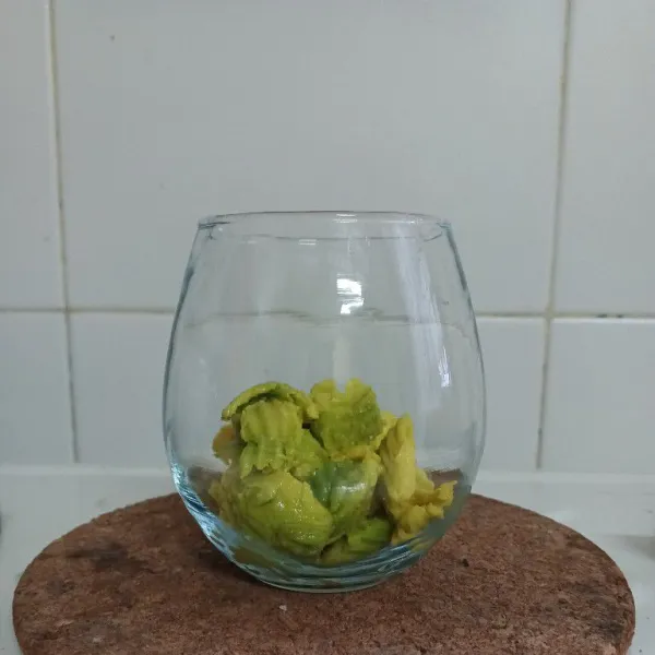 Masukkan potongan alpukat.
