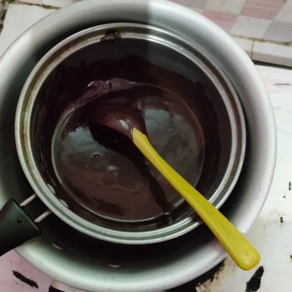 Tim coklat batangan sampai meleleh.