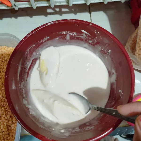 Larutkan tepung pisang goreng dengan air, kemudian celupkan pisang ke dalam tepung.