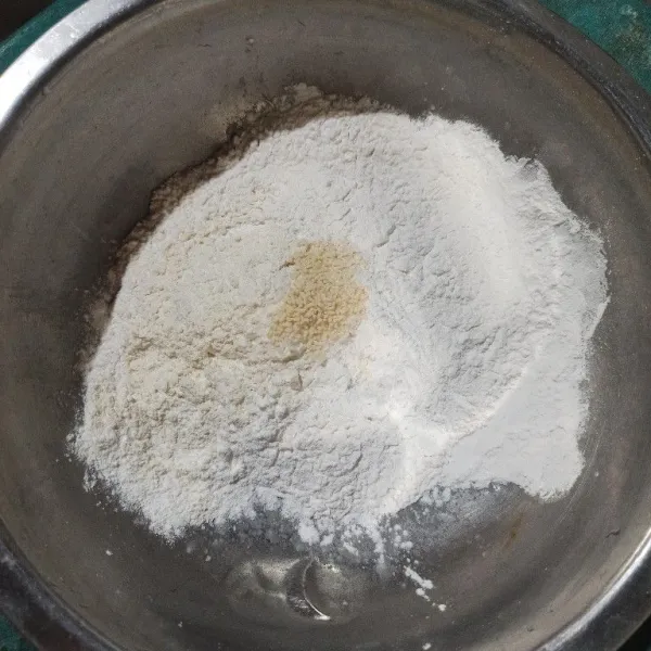 Campur tepung tapioka, tepung terigu, kaldu jamur dan garam