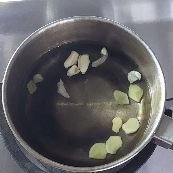 Rebus jahe dan bawang putih hingga mendidih