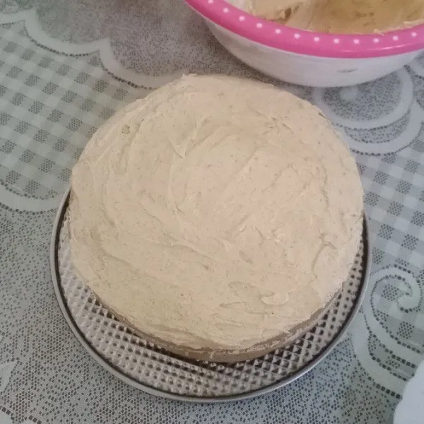 Olesi kue dengan buttercream sesuai selera.