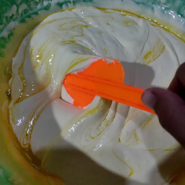 Tuang margarin leleh aduk balik dengan spatula hingga rata jangan sampai ada margarin yang mengendap.